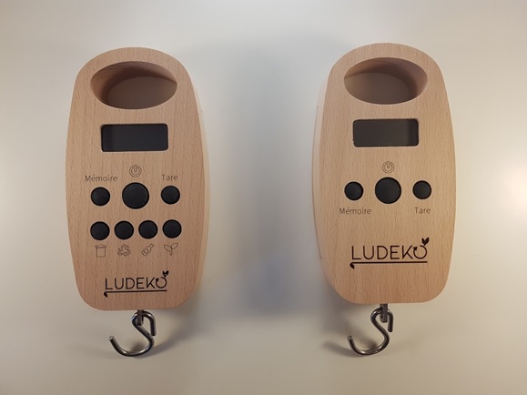 Photo des deux pesons Ludeko : version Wifi (gauche) et version simple (droite)
